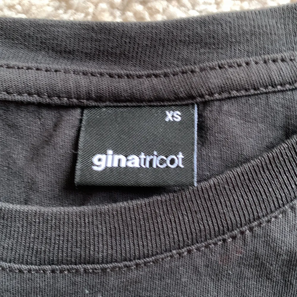 En jätte cool tröja från Gina!!💗 stolek Xs och har aldrig kommit till användning,( köparen står för frakten ) fråga om fler bilder!🤩. T-shirts.