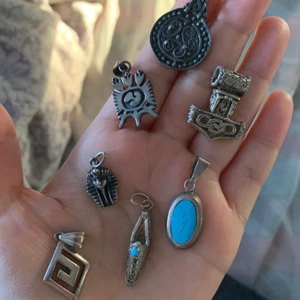 Vintage berlocker  - Min mammas gamla vintage berlocker som inte används! Vissa är äkta silver. 40kr styck plus 14kr frakt 🌅