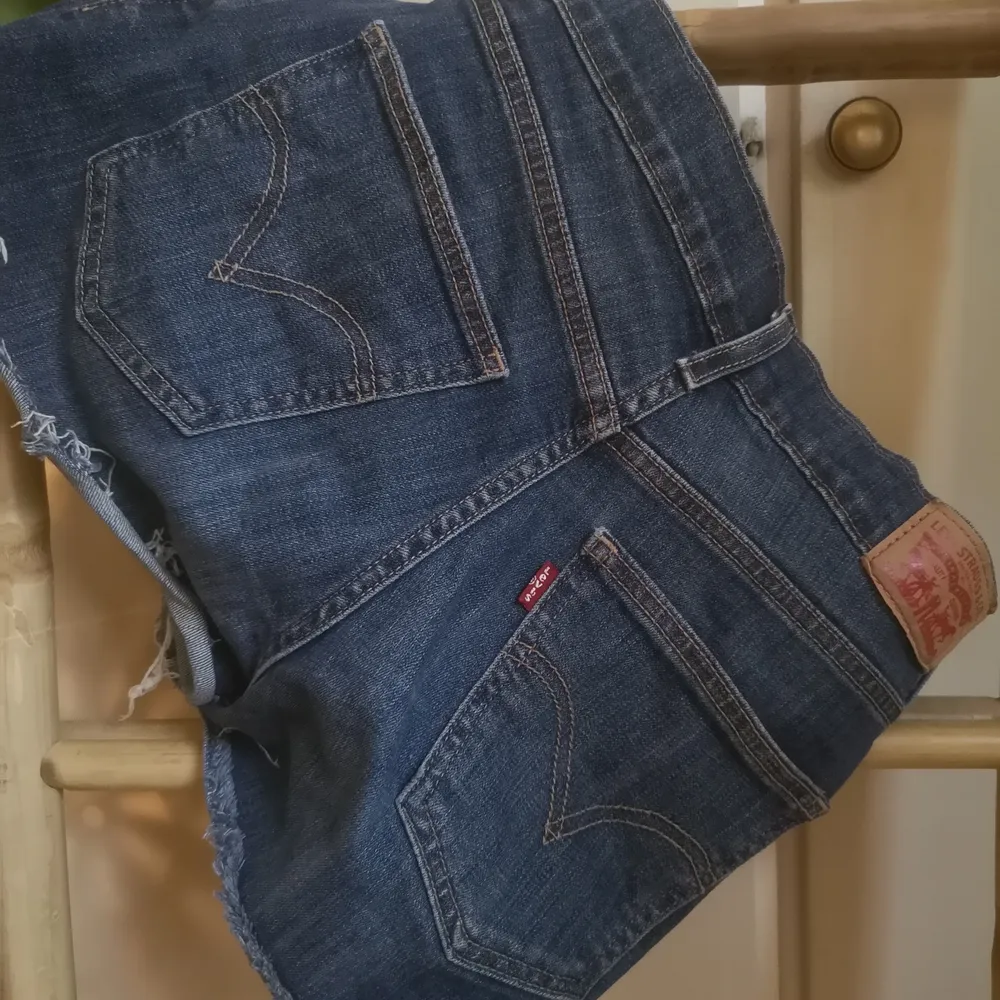 Levi's shorts storlek 27. Jeans & Byxor.