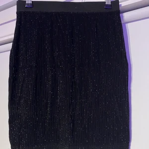 Svart tjol m glitter pieces - Svart tjol med glitter, tajt passform. Storlek XS. Aldrig använd!