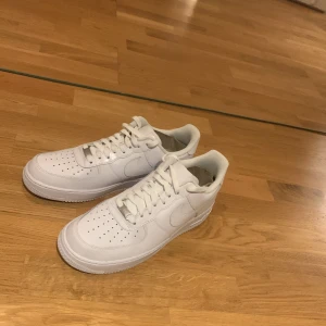Vita nike air force - Helt nya nike airforce, Testade en gång, säljs pga att dom är förstora. Nypris 1145kr mitt pris 500+frakt