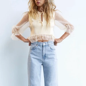 Zara blus  - Säljer denna helt oanvända blus/topp från zara med prislapp kvar. Köparen står för frakt💓