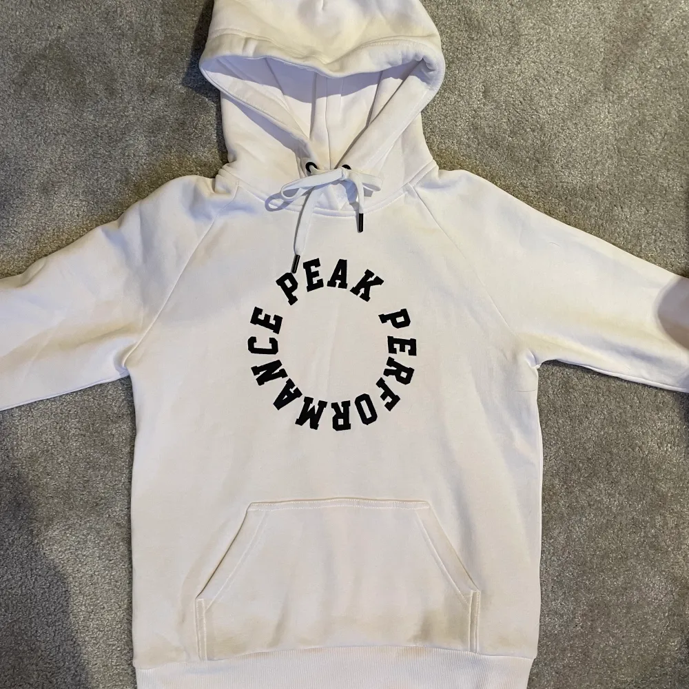 Super snygg Peak hoodie!Har använt den en gång så den är i bra skick! . Tröjor & Koftor.