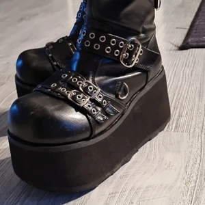 Demonia  - Säljer mina älskade demonias som är i storlek 37, själva platån har börjat bli lite sliten då jag har använt dem ofta! Och nu får jag ingen användning av dem längre!