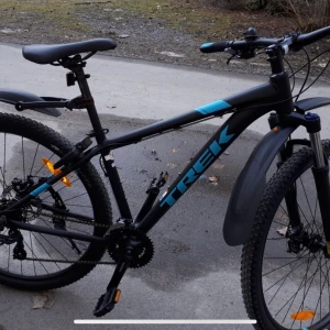 Monutanbike 29” splitterny  - Har stått i garaget ett tag då ja ej använt den eftersom jag bröt benet. Men annars en riktigt sjysst cykel som är köpt på Sigges cykel märke Trek. Skick 10:10. Priset ej huget i sten 