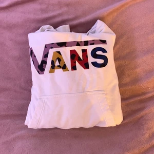 vans hoodie - cropped vans hoodie💞 köpt och använd för några år sedan så den är i använt skick💗 kan mötas upp i stockholms, köparen står för frakt annars💓