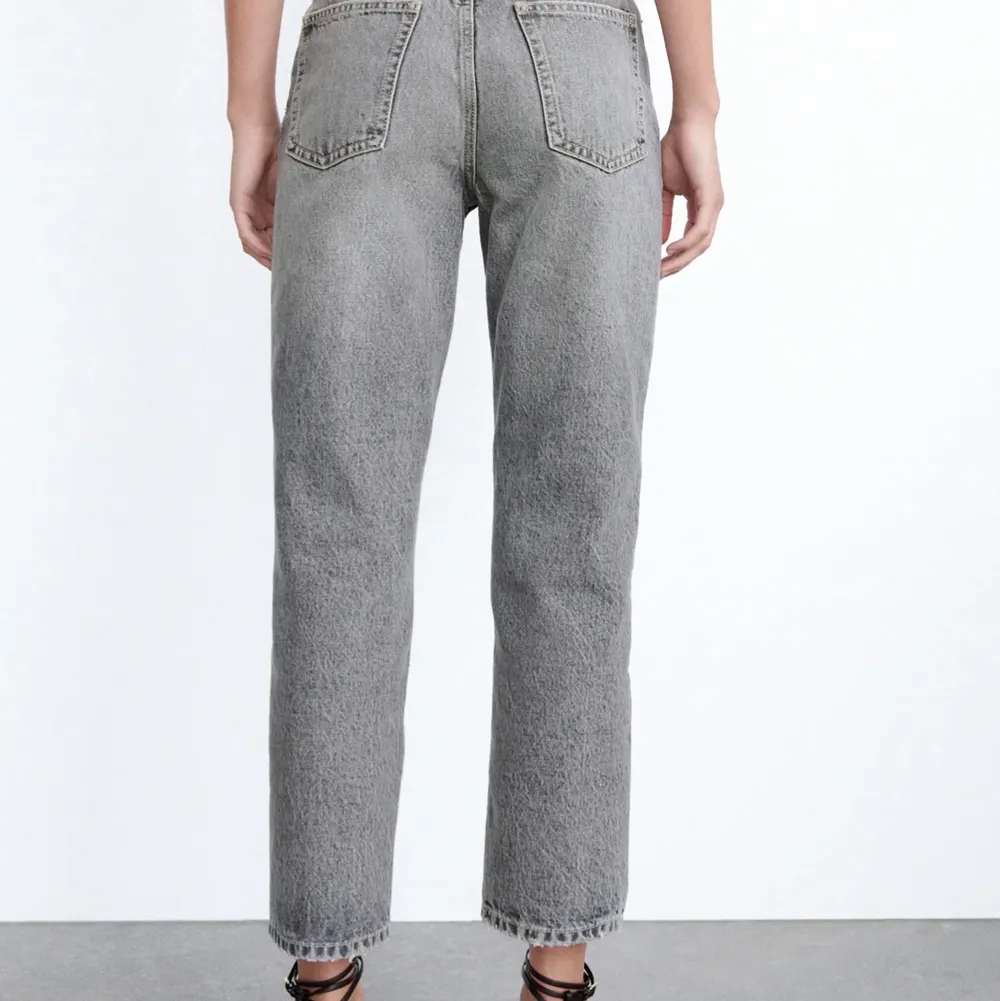  Jättefina grå straight från Zara❤️ aldrig använda i storlek 36 köpta för 299kr, säljer då dem är förstorare.. Jeans & Byxor.