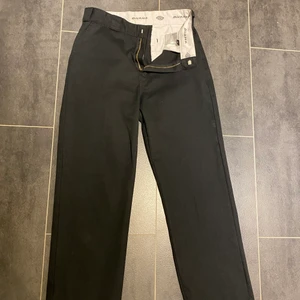 dickies byxor  - väldigt bra skicka (dålig bild tagen bara, de passar inte mig så kan ej visa på) st w28 så skulle passa s-xs, buda om fler är intresserade. (de är inga fläckar de är bara damm haha) 💓💓