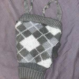 Hundsaker - en hundbur ( upp till 4/5kg skulle jag tippa på) och två tröjor till liten hund (chihuahua)