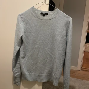 Ljusblå Kashmirtröja Uniqlo - Superfin ljusblå Kashmirtröja från uniqlo i storlek S. Har en liten fläck på vänster ärm som säkert går bort av handtvätt. Jag bär vanligen S/M!