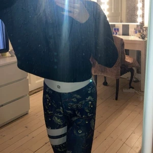 ~Stronger träningstight~💜 -  Säljer dessa fina Stronger träningstights på grund av att de är för små för mig:(💜Sitter som ett smäck vid midjan, rumpan och låren!