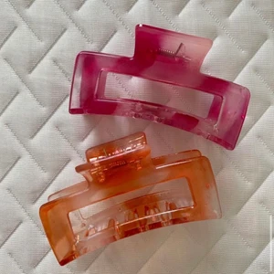 Hår klämmor - Två mönstrade hårklämmor 40kr / st