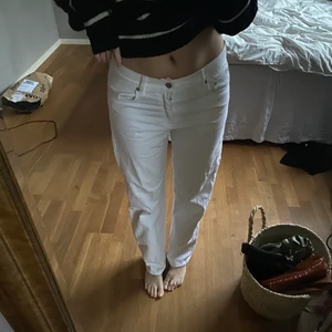 Lågmidjade vita jeans  - Vita jeans som sitter lågmidjade strl 38/40
