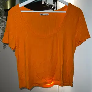 Orange ribbad T-shirt från Zara i storlek XL.🧡