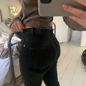Skitcoola jeans från Blanche - Grå jeans från Blanche med coola detaljer💘 stl 26, passar ungefär s/m i midjan