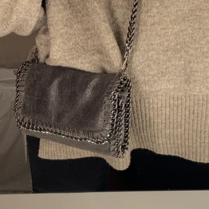 Axelbandsväska - Skitsnygg Stella McCartney liknande väska i mörkgrå! Passar verkligen till allt🙌🏼 Ser som ny ut