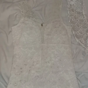 Cubus - Vit spetsig klänning med dragkedja bak.köppt från cubus använd 1 gång.Klänningen är lite över knäna till mig och jag är 160 cm