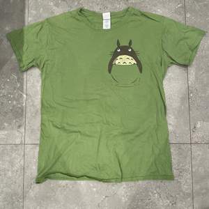 Totoro T-shirt som är köpt second hand. Totoro trycket är handmålat av dens förra ägare:)