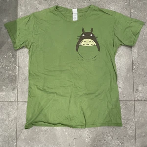 Totoro T-shirt  - Totoro T-shirt som är köpt second hand. Totoro trycket är handmålat av dens förra ägare:)