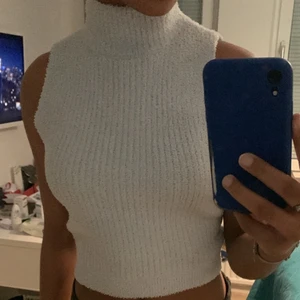 Topp - Gullig ljusblå ärmlös tröja från Gina tricot, endast använd 2-3 gånger