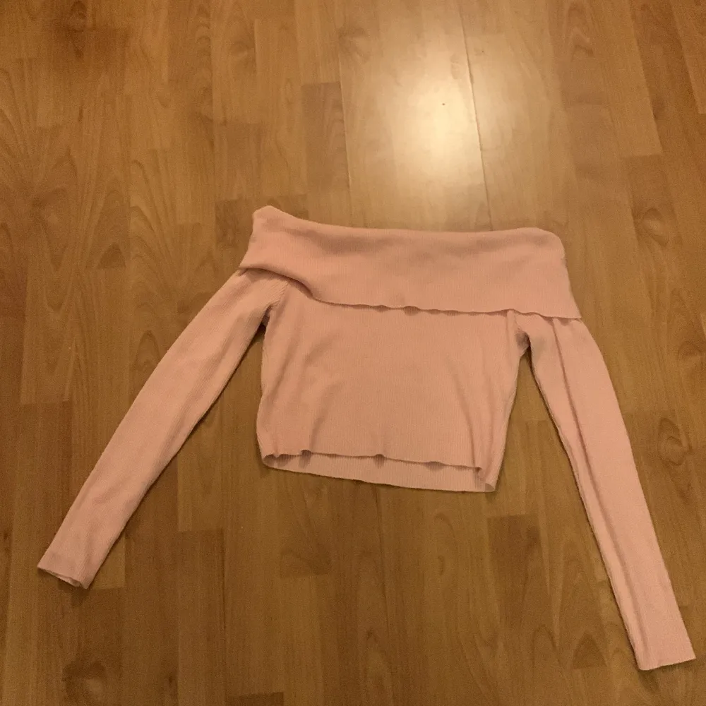 Fin skön tröja säljer för att jag inte använder den längre, den är i väldigt bra skick och knappt använd den är då typ rosa och är en kortare model, den ser liten ut men den töja ut när man sätter på sig den!. Tröjor & Koftor.