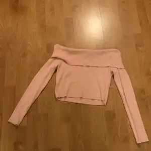 Fin skön tröja säljer för att jag inte använder den längre, den är i väldigt bra skick och knappt använd den är då typ rosa och är en kortare model, den ser liten ut men den töja ut när man sätter på sig den!