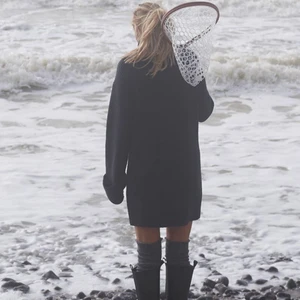 Stickad klänning  - Super snygg stickad klänning från NA-KD som även är helt slutsåld på deras hemsida. Den är endast testad 1 gång och har alla lappar kvar💕