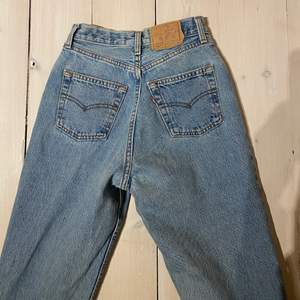 90s Vintage Levis highwaist jeans i superfint skick och svåra att få tag på! Storlek 27x32 men små i storleken skulle säga att de passar en 32/34 i zara jeans! Innerbenslängd 75 cm och midjemått 70 cm 💙💙 500kr + frakt 66kr 