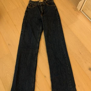 Mörkblå jeans från Zara - Mörkblå jeans från zara som säljs pga att dem är för långa.