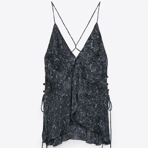 zara topp - säljer denna jättefina zara topp perfekt till både dagaputfit och som partytopp! helt ny och med prislappen kvar på:)