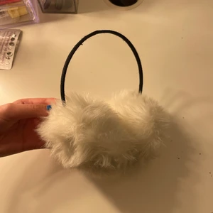 Öronmuffar - Säljer mina öronmuffar som är skit snygg och sköna! Snyggt nu eftersom de är så trendiga!❤️❤️ kommer ej ihåg vart dem är köpta