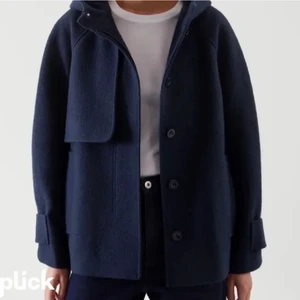 COS jacka oanvänd  - *säljer igen*  Intressekoll på min Cos jacka. Supersnygg i storlek M och ej använd 💙💙💙 