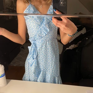 Klänning  - En snygg klänning shein som aldrig är använd❤️ super skön och luftig. Säljer då den inte kommer till användning❤️ passar alla längder!