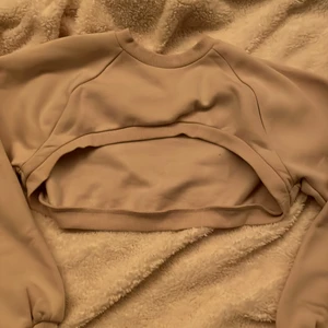 H&M  - Det här är en tröja jag viljat ha jätte länge😆så jag bästelde den från h&M för 199kr men jag behöver xs och tröjan är i s ❤️helt oandvänd inte en ända gång😍säljer för 100kr ni kan buda men helt oandvänd så du sparar 100kr ❤️❤️