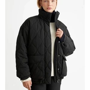 Jacka &otherstories  - Säljer denna jättefina jackan från &otherstories. Storlek XS men den är i en oversized modell så passar även S och M beroende på vilken passform man vill ha. Köpt i höstas för 1300kr och endast använd ett fåtal gånger, som ny💕 därav pris. Kontakta gärna vid frågor eller fler bilder💕