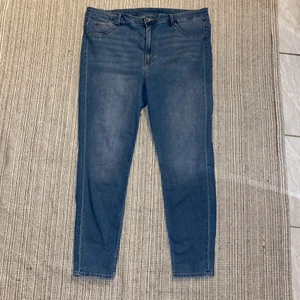 Curvy jeggings  - Curvy jeggings & denim, ultra high waist ankle length. Blå #jeggings i stl 50 från HM+