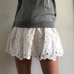 Söt kjol - Så himla fin kjol som jag säljer då den inte kommer till användning. Har inga slitningar och är i nyskick! Det står ingen lapp i kjolen men skulle säga att den passar en storlek M🌟 hör av dig vid frågor!