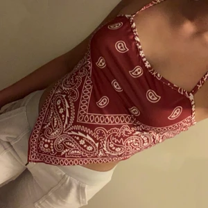 Top - Aldrig använd endast testad. Storlek S men är mer som XS, stretchigt material så passar båda