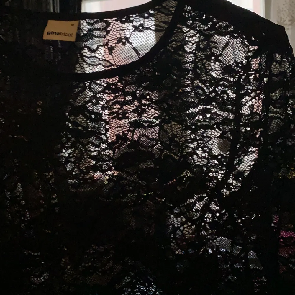Supersöt genomskinlig svart tröja med blommigt mönster i bra skick från ginatricot🖤. Tröjor & Koftor.