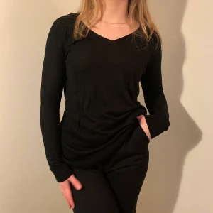 Finstickad tröja!  - Svart finstickad tröja men v-ringning från Åhléns, den är lite längre i modellen men går lätt att snyggt stoppa in om man vill att den ska vara kortare. Den är i bra skick utan några defekter! Jag är 170cm lång och har oftast S/36 i storlek.