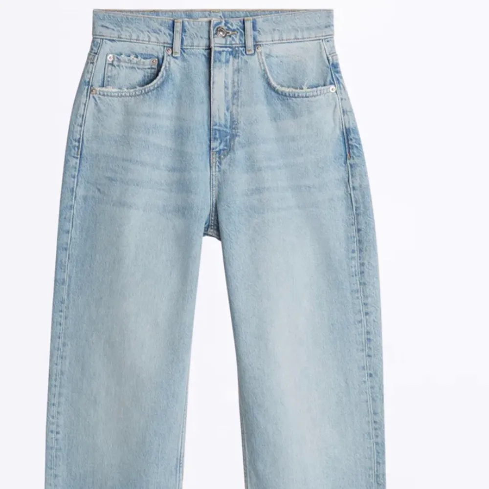 90s jeans från ginatricot, använda fåtal gånger och storlek 34, super snygga men kommer tyvärr inte till användning. Nypris:599kr. Jeans & Byxor.