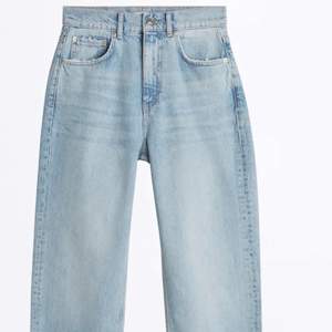 90s jeans från ginatricot, använda fåtal gånger och storlek 34, super snygga men kommer tyvärr inte till användning. Nypris:599kr