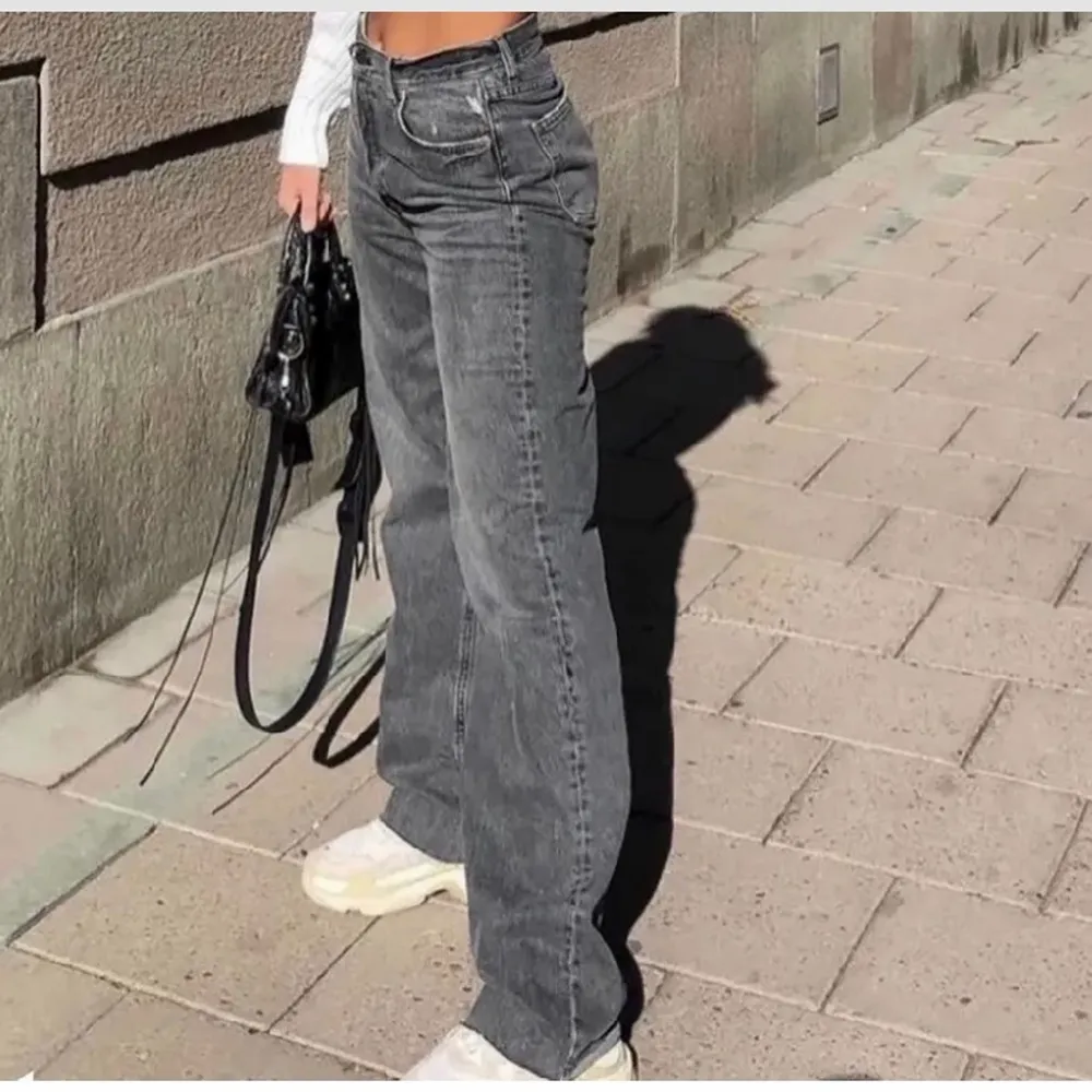 Jeans från zara som heter 90s full length. Inte använt så många gånger. . Jeans & Byxor.