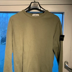 Stone Island tröja - Olive Green Stone Island Sweatshirt. Väldigt rare färg. Säljes pga för liten. Tröjan är väldigt sparsamt använd under ett fåtal gånger, inga fläckar, märken eller flaws. Finns kvitto för den som vill ha det 😀 Cond 9-9,5/10