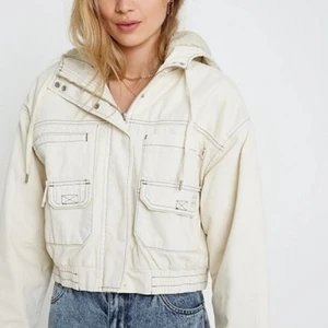 Urban outfitters croppad jacka - jättefin jacka. Storlek XS, liten i storleken. Jättebra skick, ganska varm jacka som passar bra till våren, eller vintern om man har en tjocktröja under. Lånade bilder! 399 inkl frakt