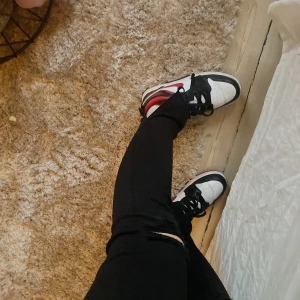 Svarta jeans  - Så fina svarta jeans med hål på knäna och slits🥰 Kommer från topshop och köpta för runt 800kr✨ Storlek XS. Hör av er för fler bilder eller om ni undrar något!