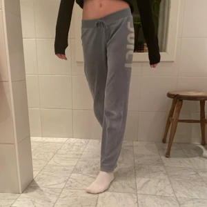 Juicy Couture  - Säljer mina älskade Juicy Couture byxor då jag fått nya, storlek 12. Jag är 165cm och passar mig men börjar bli på minsta lagret. På märket har det försvunnit lite färg men inget man tänker på. 