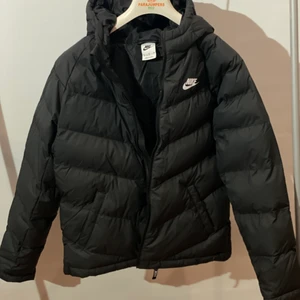 NIKE - vanlig svart dunjacka. storlek 158-170 XL. nyskick från jdsport