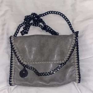 Kedjeväska - Grå axelväska med svart kedja, liknande Stella McCartney väska, kommer tyvärr nt till användning 💕 skriv privat för frågor eller fler bilder 