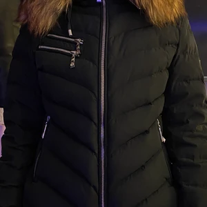 Hollies vinterjacka  - Säljer en nästintill oanvänd Hollies jacka i stl 36. Jättefint skick. 